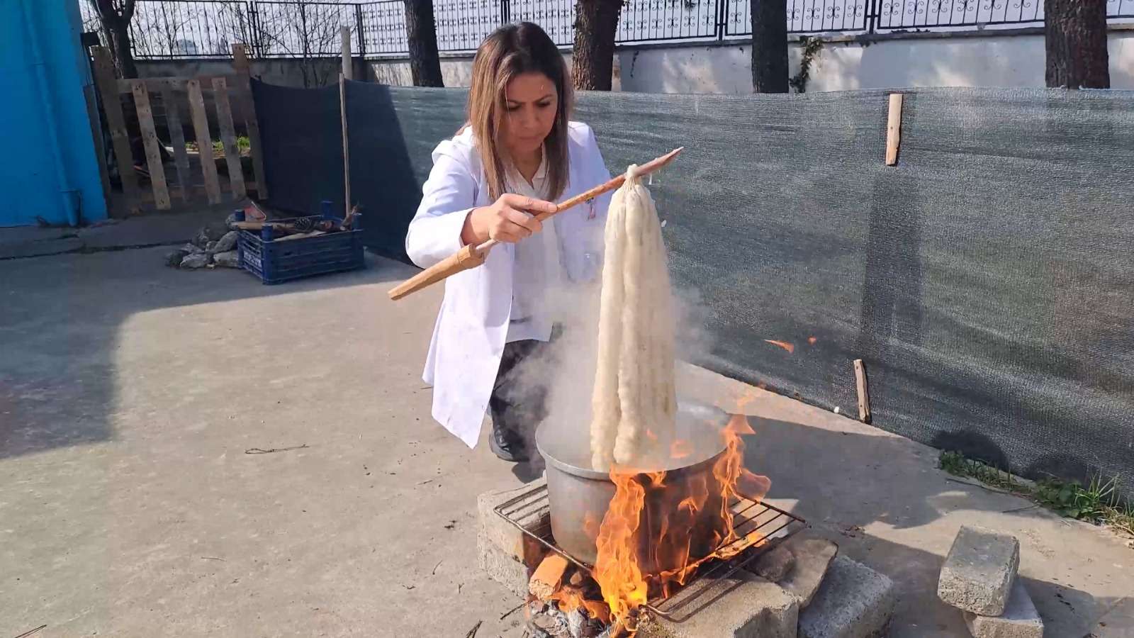 ÜÇ BİN YILLIK KÜLTÜRÜ YAŞATIYORLAR