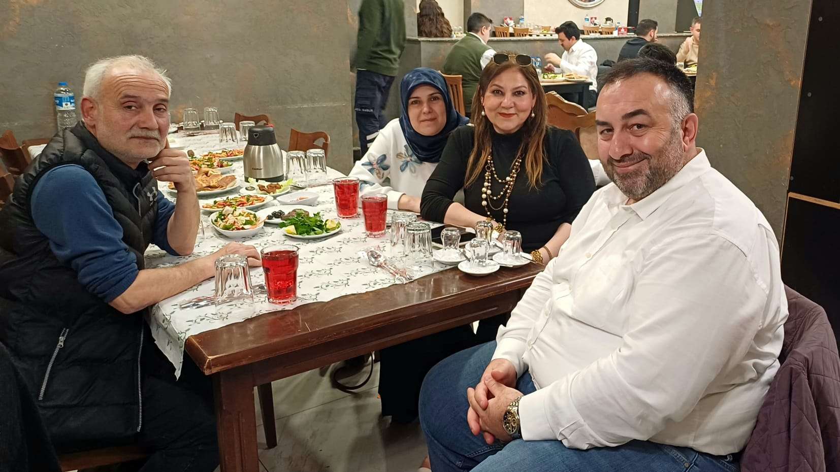 Levent Candan, dostlarıyla Serdivan Kebapçıbey’de üçüncü grup iftarını gerçekleştirdi.