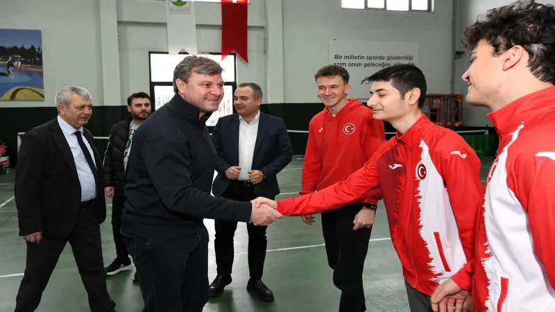 Genç sporculara moral desteği! Ertuğrul Sağlam Osmangazi’de
