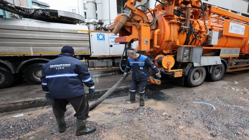 İzmir’de kuvvetli yağış: Belediye ekipleri sahada