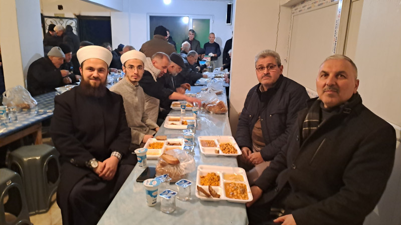 Birlik ve Bereket Sofrası: Hendek Dikmen’de 500 Kişilik İftar