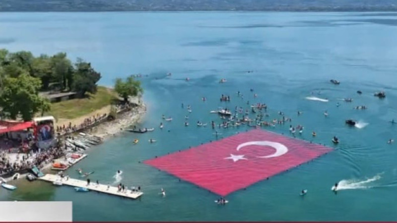 Sapanca Gölü’nde 1923 Metrekarelik Dev Bayrak Açıldı