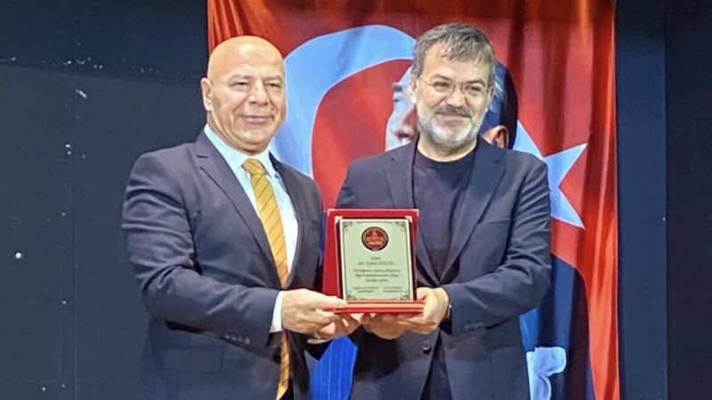 AKEM’DEN “ENGEL TANIMAYANLAR” DİNLETİSİ: DR. AYHAN ÖZKAN’A ANLAMLI TAKDİR PLAKETİ
