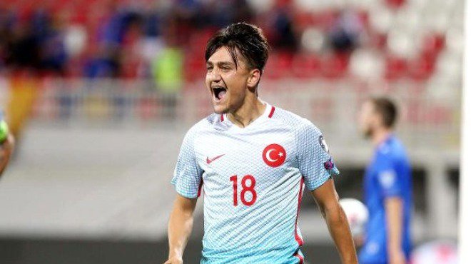 Maça hızlı başlayan millilerimiz 10 cu dakıka da Cengiz Ünder'in çok güzel bir golüyle 1 - 0 öne geçti..