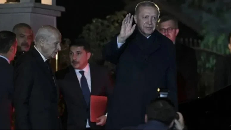 Erdoğan–Bahçeli Zirvesinde “Kırmızı Dosya” Detayı Kulisleri Hareketlendirdi
