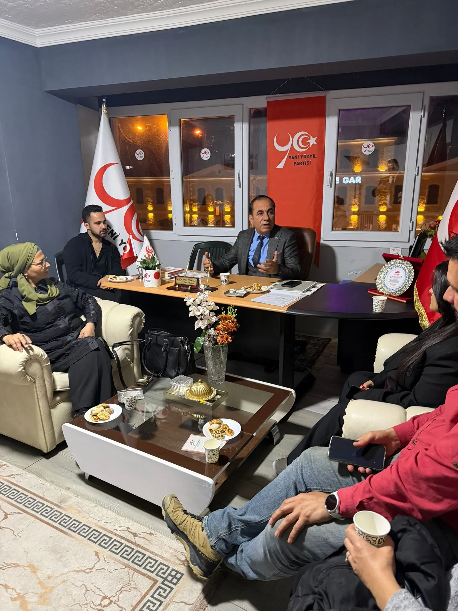 Yeni Yüzyıl Partisi İzmir’de Güçleniyor: Yeni Üyeler ve İlçe Başkanları Tanıtıldı