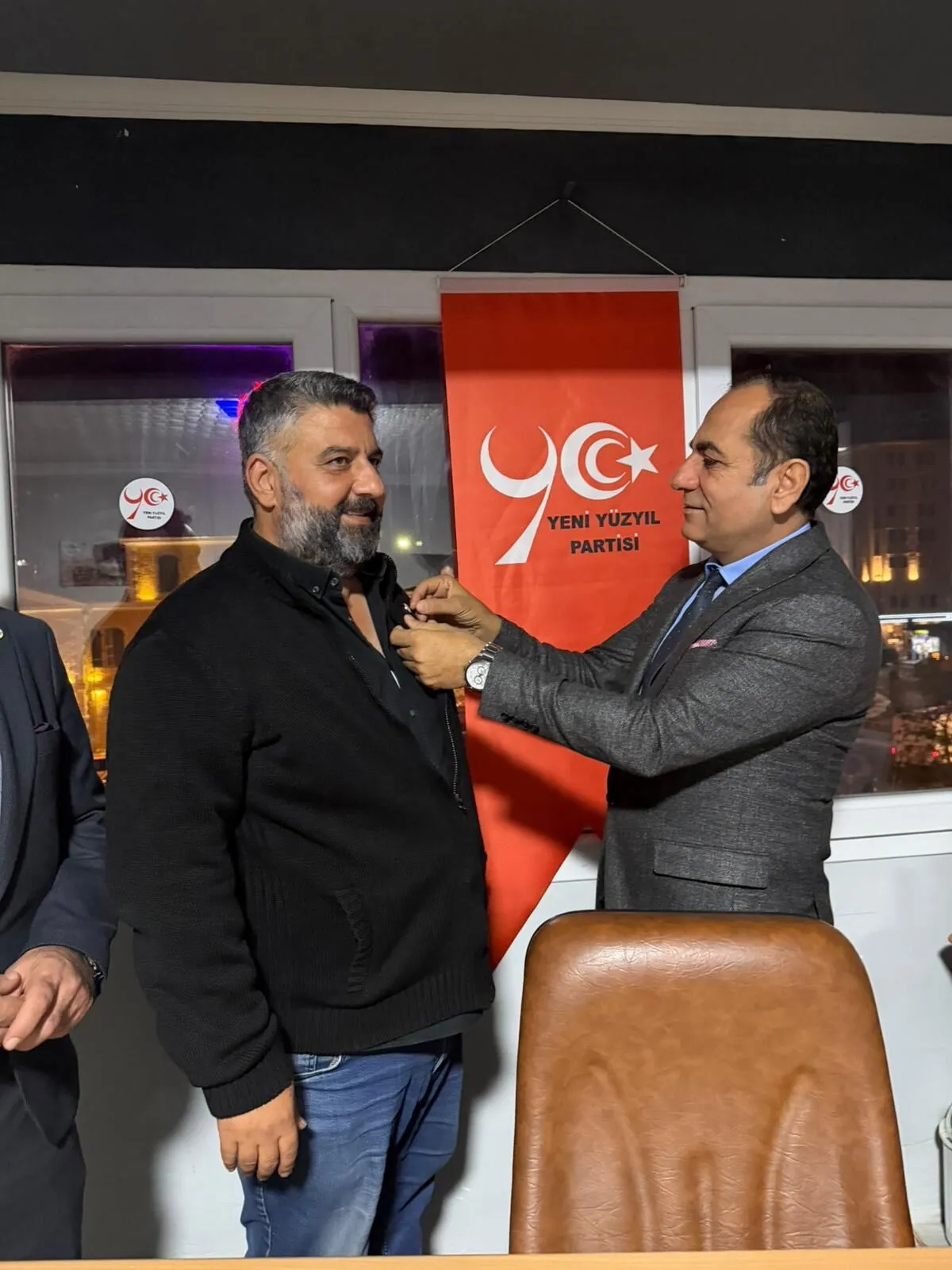 Yeni Yüzyıl Partisi İzmir’de Güçleniyor: Yeni Üyeler ve İlçe Başkanları Tanıtıldı