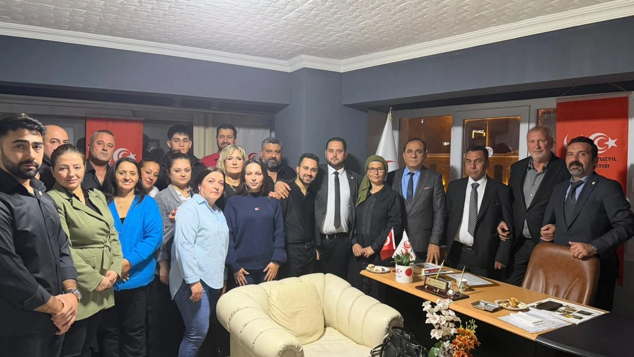 Yeni Yüzyıl Partisi İzmir’de Güçleniyor: Yeni Üyeler ve İlçe Başkanları Tanıtıldı