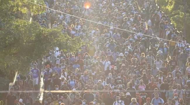 Binlerce göçmen ABD'ye gitmek için yürüyüşe başladı