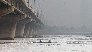 Nehrin yüzeyini kapladı! Hindistan'da zehirli köpük şoku