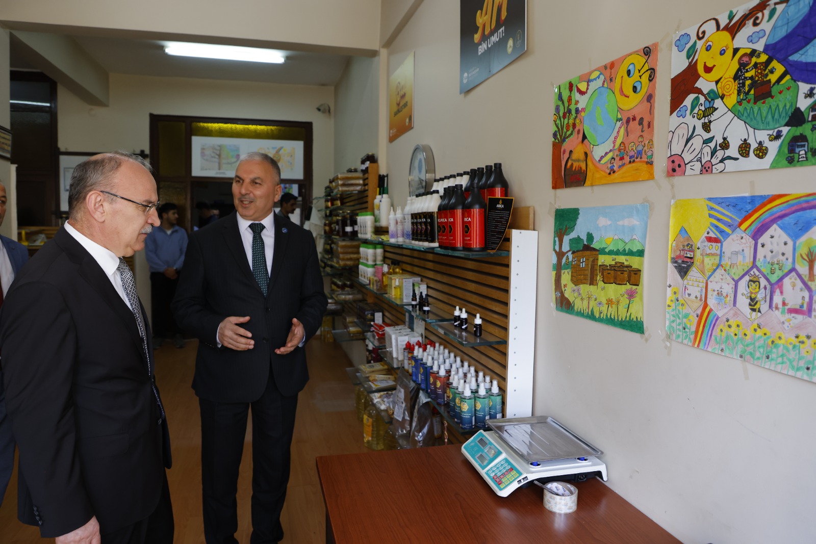 Sakarya Valisi Yaşar Karadeniz Arıcılar Birliği Başkanı Mustafa Ör'ü ziyaret etti.