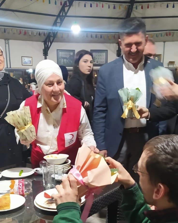 SAKARYA'DA Kızılay, Engelli bireylere ve yetimlere iftar verdi.