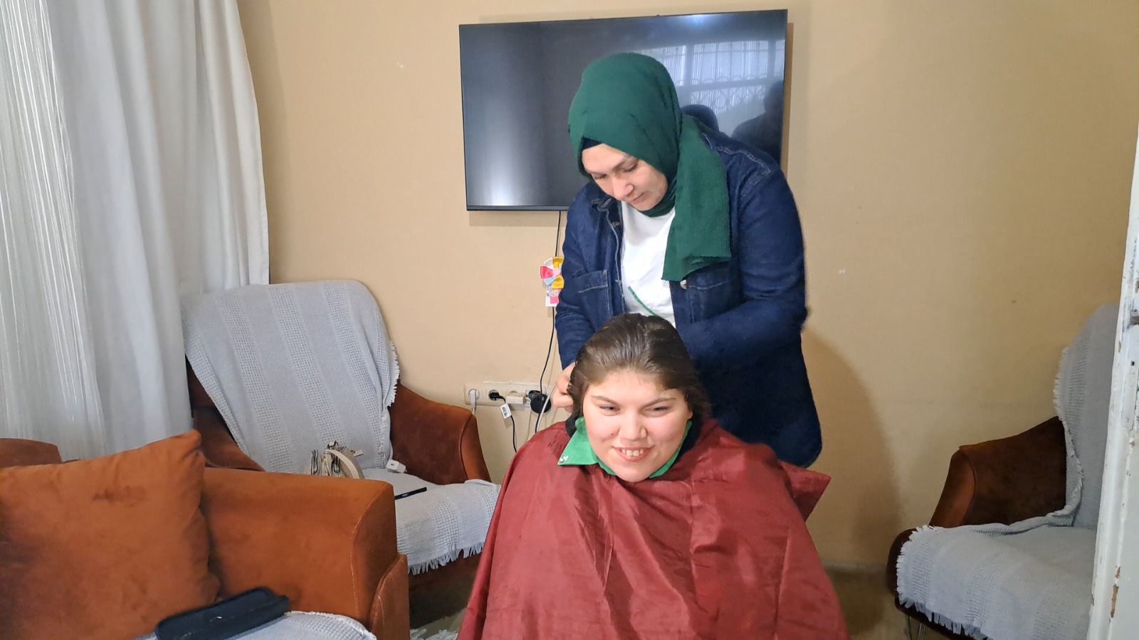 SAKARYA Akyazı'da Kadın kuaför engelli ve yaşlılara evlerinde ücretsiz hizmet veriyor