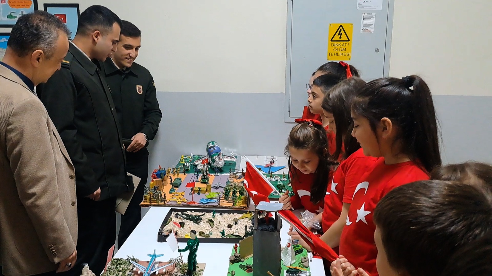 Öğrenciler biriktirdikleri harçlıkları silahlı kuvvetler vakfına bağışladılar.