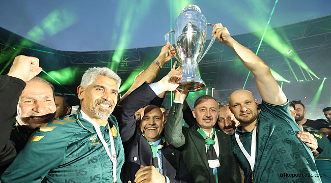 Kocaeli şampiyonluk kupasını kaldırdı!