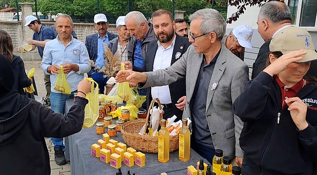 Sakaryalı Arıcılar Dünya arıcılar gününü öğrencilerle birlikte kutladılar.
