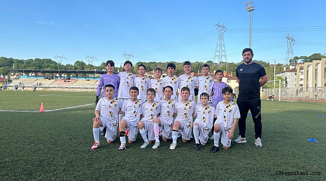Sakaryaspor U11 (C), ligde puanını 4'e yükseltti. Serdivanspor adıyla sahaya çıkan minikler berabere kaldı