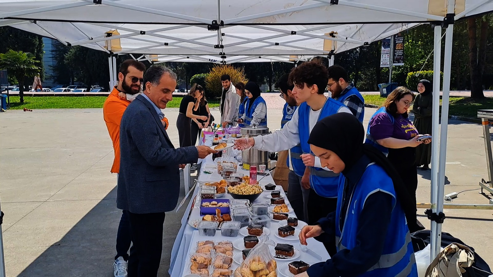 Üniversite öğrencileri engelli çocuğa yürüme arabası almak için kermes düzenleyip elde edilen gelirle arabasını aldılar.