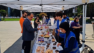 Üniversite öğrencileri engelli çocuğa yürüme arabası almak için kermes düzenleyip elde edilen gelirle arabasını aldılar.