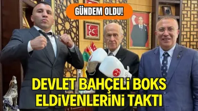 Bahçeli’den 3 Hilalli Boks Eldiveni Pozu