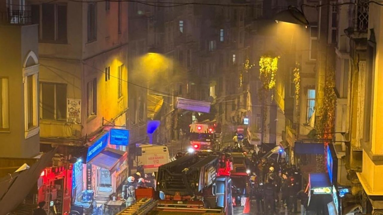 Beyoğlu’nda 4 katlı binada yangın çıktı: Bina sakini 2 kişi çatıya sığındı