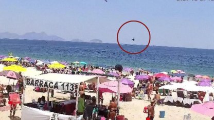 Dünyaca ünlü plajda dehşet anları: Reklam uçağı okyanusa böyle düştü!