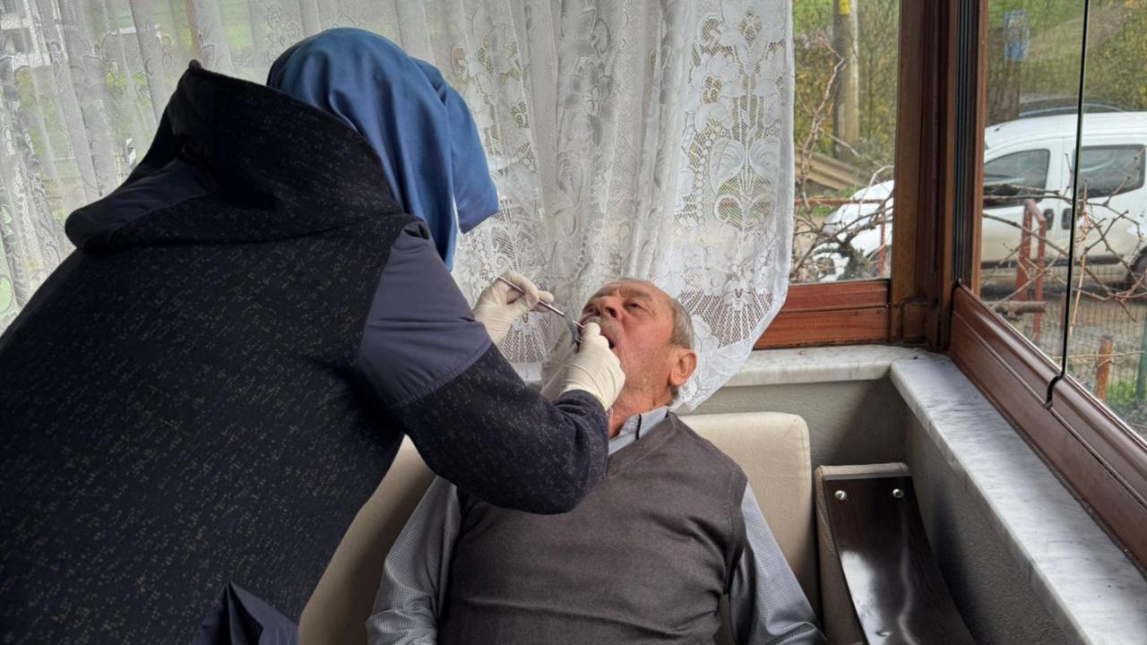 Karadere Mahallesi’nde evde ağız ve diş sağlığı hizmeti örnek oldu